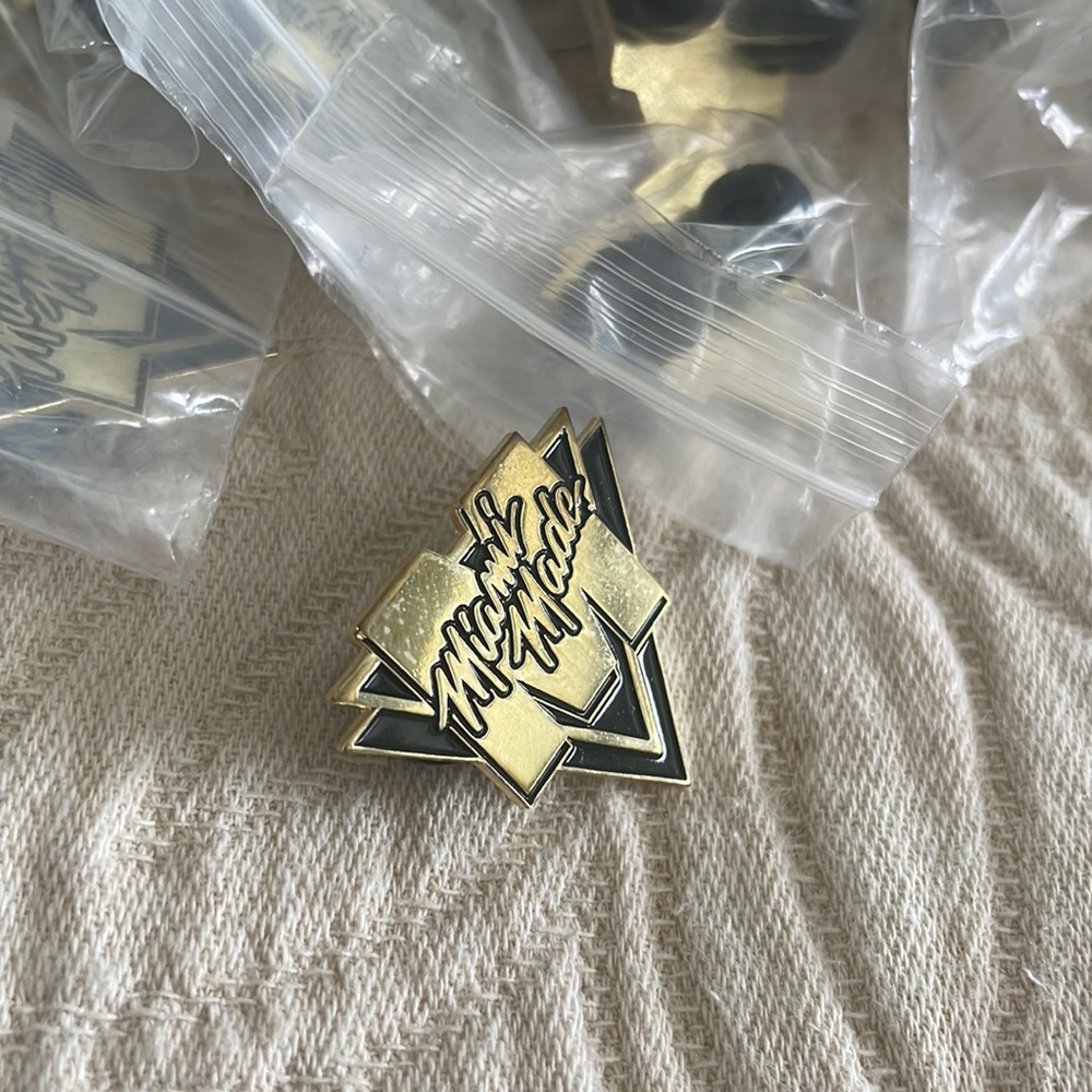 Miami Jacket Pin - Picture 3 of 3